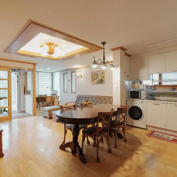 Comfortable home 10 min from Hongik University, 5min from Gajwa station with baby products, 4 Bedrooms 8 people, hotel in Seoul