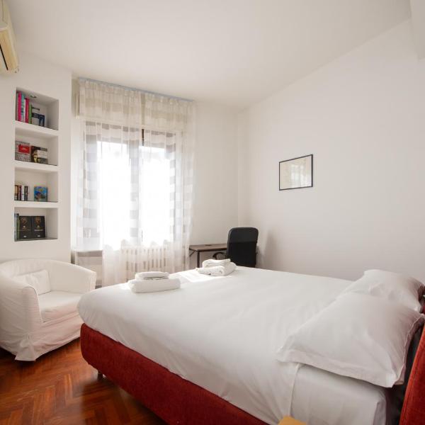 Bright Apartment for 3 Guests near Porta Romana with Balcony, Milán