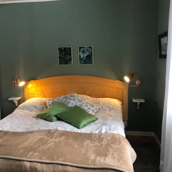 Sjönära lägenghet på landet, hôtel à Fränsta