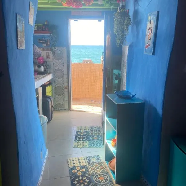 Maison troglodyte en bordure de mer, hôtel à Aglou