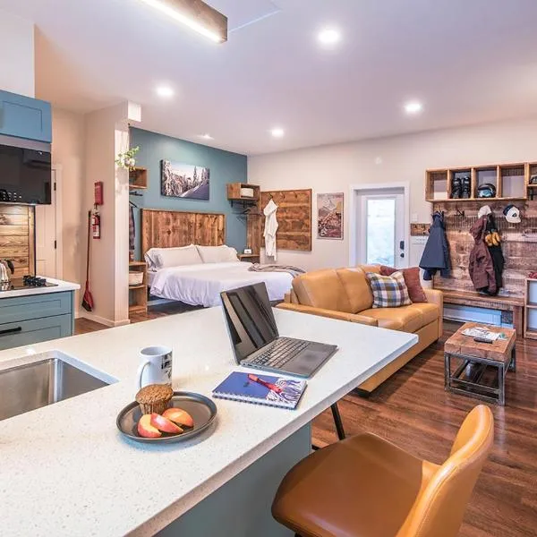 Sparkling NEW Rossland Midtown Studio Apartment, hotel in Rossland