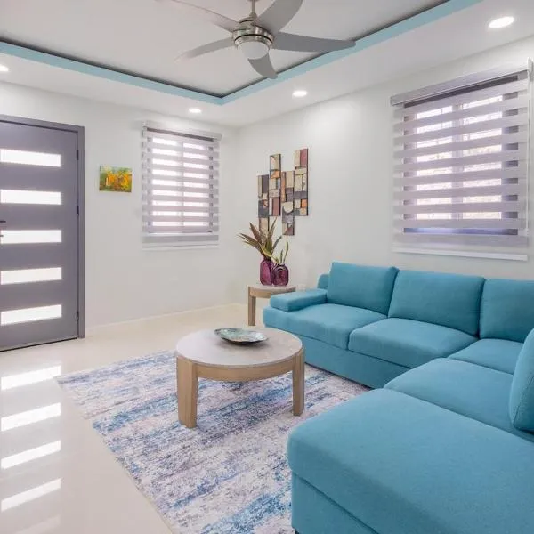 Modern, Spacious, 3BR Hill View Retreat, Central, Gated, hotel in Ocho Rios