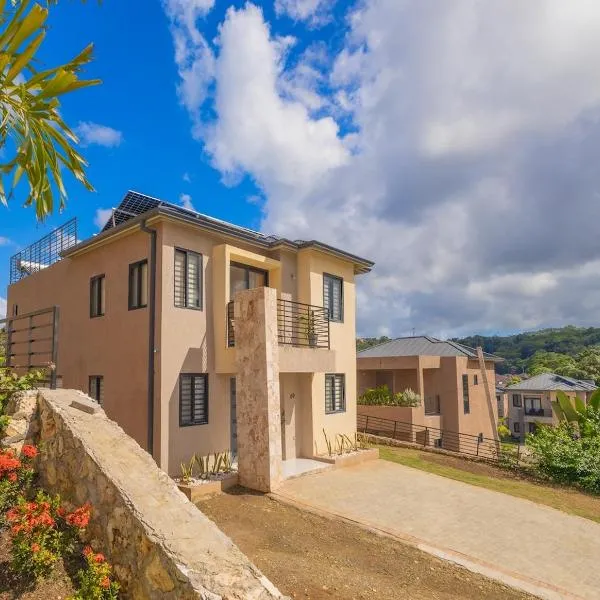 Modern, Spacious, 3BR Hill View Retreat, Central, 24hr Security, Satellite wifi and Solar, hotel u gradu Očo Rios