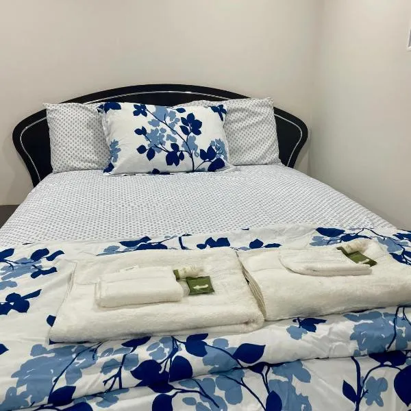 Luxury Basement-Private Bdr & Bathroom with free parking In Toronto, hotel in Toronto