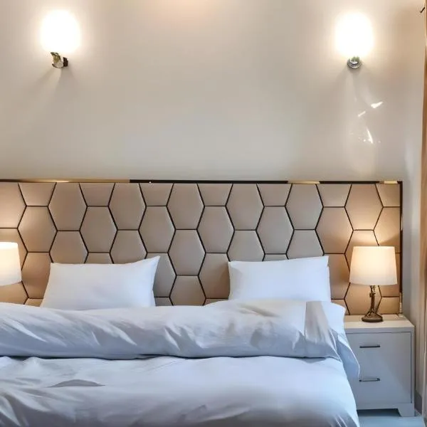 Luxus Gold Villa DHA Near Airport & Raya, hotel i Lahore