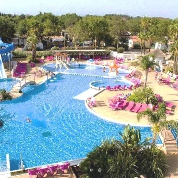 Bungalow Camping 4 etoiles, 6 personnes, climatisation, parking, piscine, Wi-Fi, hotel em Hyères