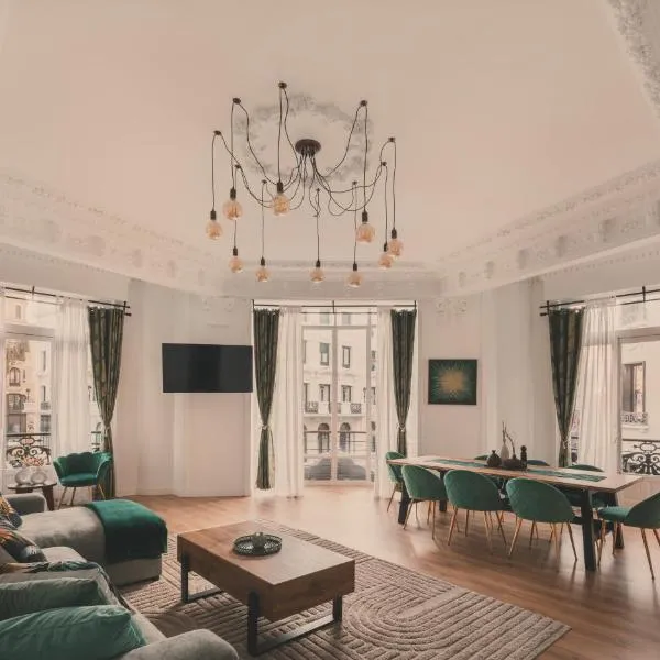 8 rooms, 6 bathrooms over Gran Via Street, hotel in Madrid