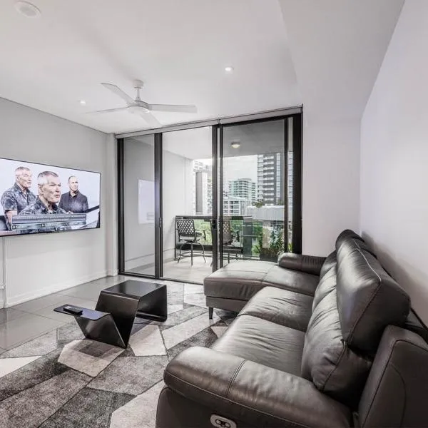 Noir Reverie - Designer Home by the River, Free Carpark, Gym & Pool, hotel in Brisbane