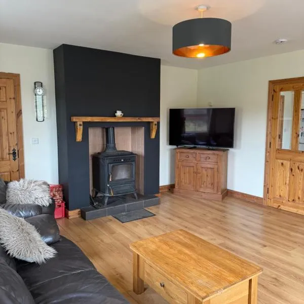 #3 - Spacious Ensuite Double Room with Sofa in Leitrim, Hotel in Ballinamore