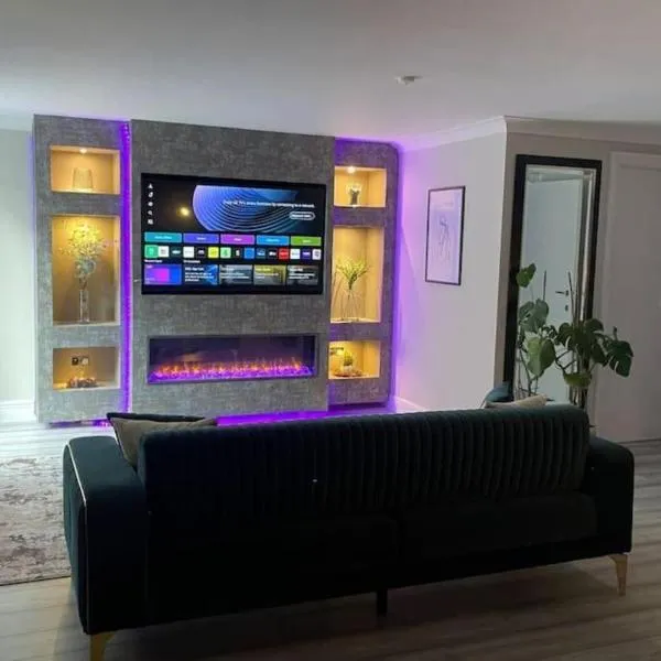 The Exclusive Jacuzzi Apartment with Fireplace & Parking，位于伯明翰的酒店