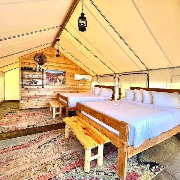Glamping Tent #5 with Heat AC and Private Bath, hotel v destinaci Orderville