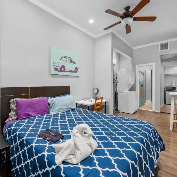 Modern & Chic Montrose Studio - Prime Location & Free Parking, hotel v mestu Houston