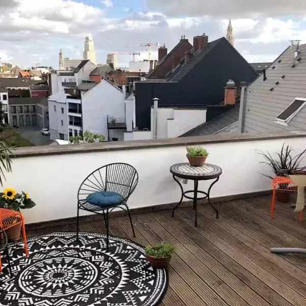 Cozy & Spacious Duplex with an Amazing Terrace, hótel í Antwerp