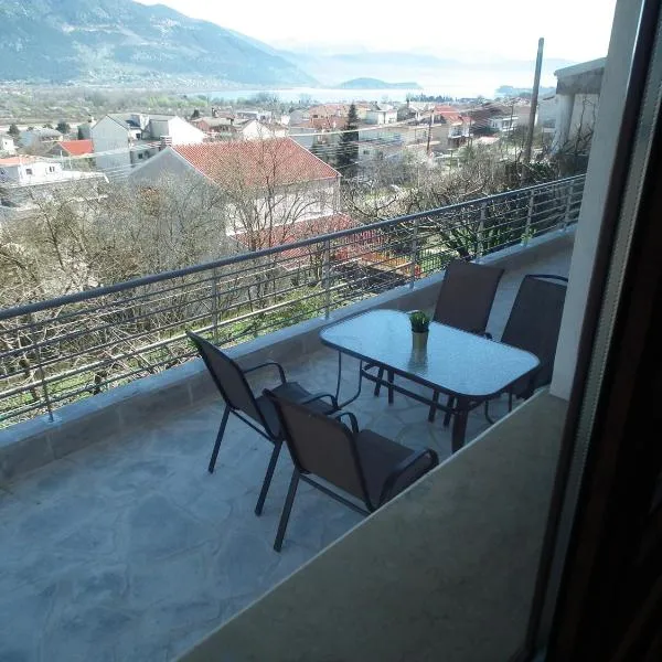Unlimited view - elegant apt 59 m2 w 37 m2 balc w prk, hotel in Ioannina