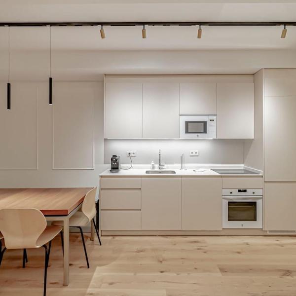 Stylish 5BR Flat with terrace, Madryt
