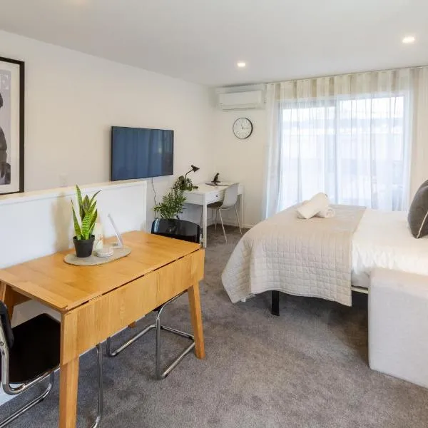 Charming Studio with desk space near South City Mall, hotel in Christchurch