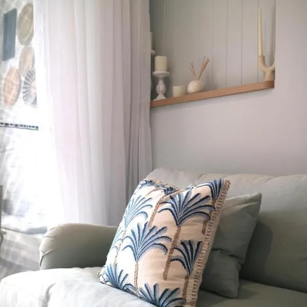 Newly Renovated, walk to beach, jump in pool, hotel in Gold Coast