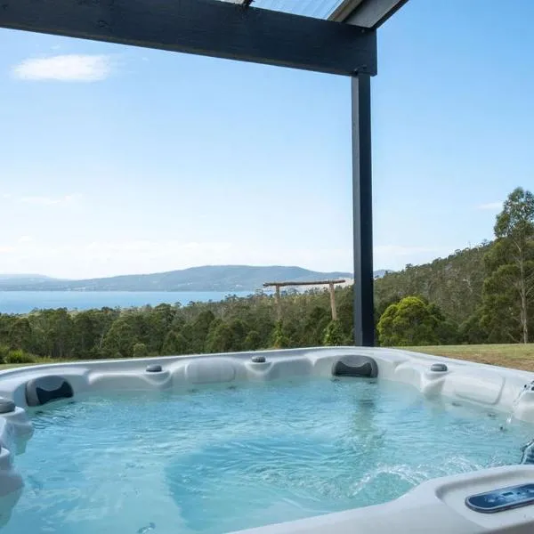 Ocean views, spacious & private, hot hub, hotel in Coningham