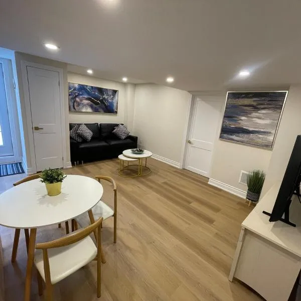 Stylish 2-Bedroom City Approved Basement Apartment, hôtel à Mississauga