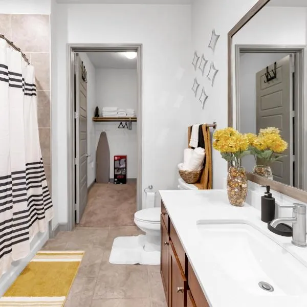 DT Loft with Pool, Gym, UG Parking, hotel in Houston
