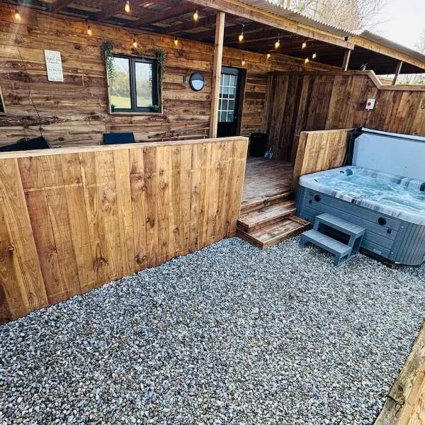 The Hideaway Cabin with Hot Tub, hotel in Naas