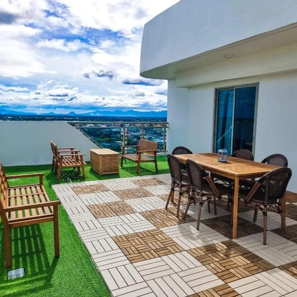 2BR Luxury Penthouse Christmas Stay with Wide Balcony and 7ft Billiards The Polaris Penthouse at Azure North, hotel in San Fernando