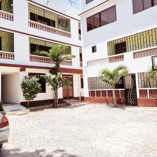 Spacious Studio with Kitchen & Secure Parking along Beach Road, Mtwapa, hotel in Mtwapa