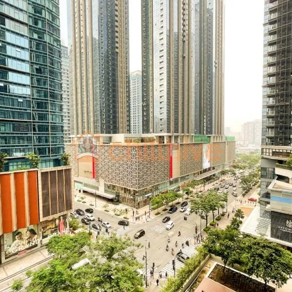 Chic BGC Condo Across Uptown Mall #ournw9b, hotel in Manila