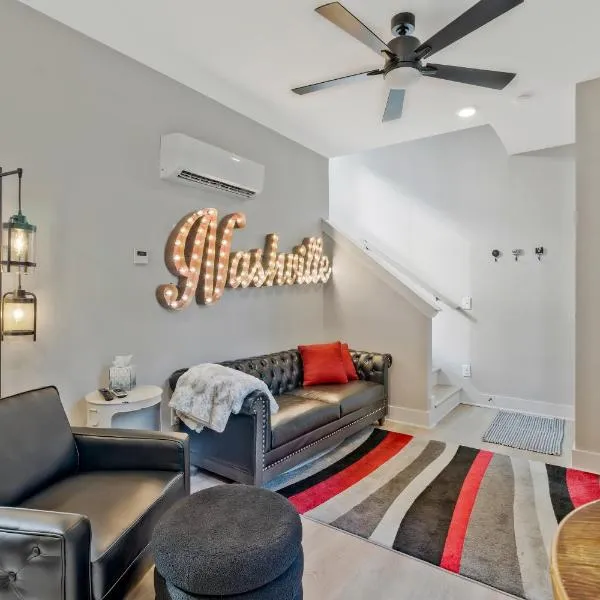 10 Min Drive Downtown, Roof Deck, Pet Friendly, hotel in Nashville