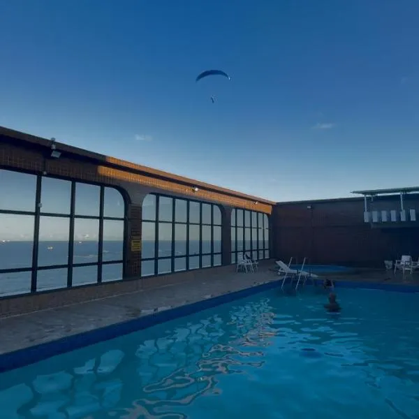 AP com prédio de frente para o mar e piscina na cobertura, hotel en Vila Velha