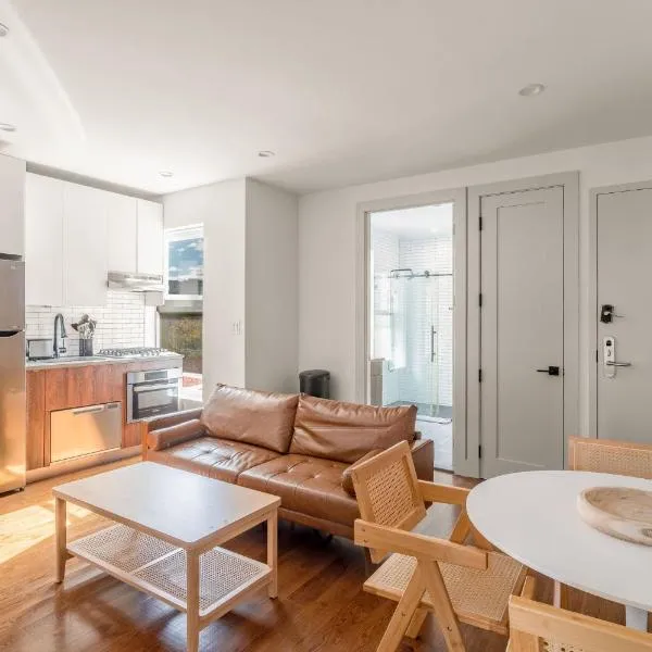 Cozy East Village 3Bedroom 2Bath Near Tompkins Square Park & Lower East Side, hotel in New York