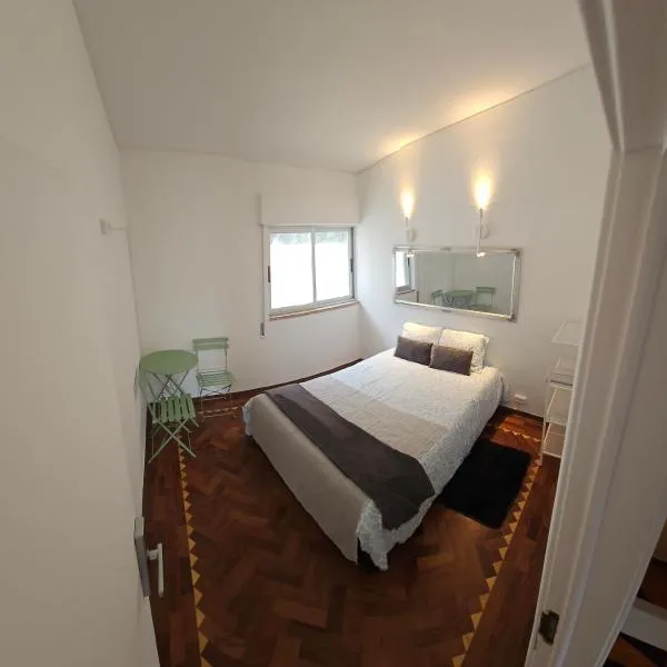 CARCAROOMS Guest House, hotel in Carcavelos