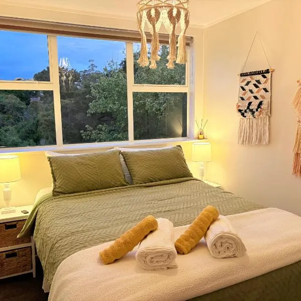 Spacious & Secluded Bush-View Suite in Kohimarama, hotel in Auckland