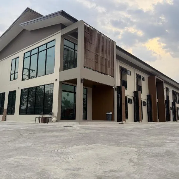 Cha V Place Buriram - ชาวีเพลส บุรีรัมย์, hotel in Ban Yang