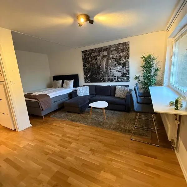 Nära metro, stranden och skogen., hotel in Stockholm