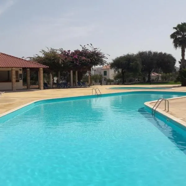 BEACH HOUSE - Walkable to Beach - Wi-Fi Included, hotel in Santa Maria
