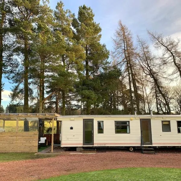 North Lodge Holiday Home, Hot Tub & Sauna, Hotel in Carnwath