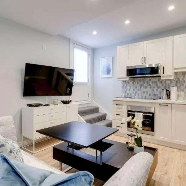 Casa Hotel Stylish Suite with Patio in Leslieville, Hotel in Toronto