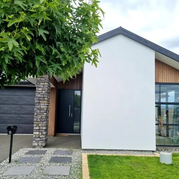 Modern house close to lake,golf club and beach: Woodend şehrinde bir otel