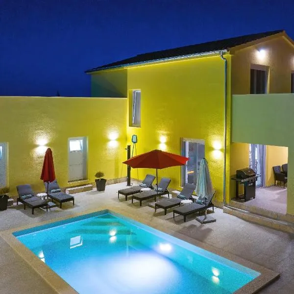 Villa Gaby with Heated Pool, hotel in Božava