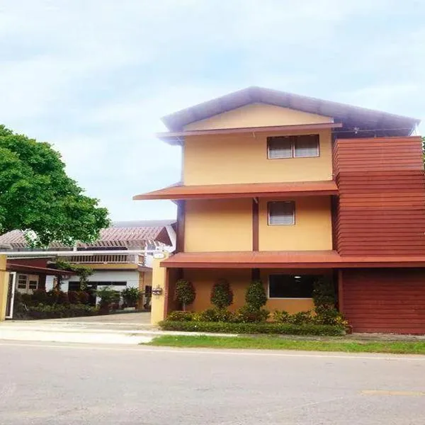 Coconut Home Resort, hotel v destinaci Damnoen Saduak