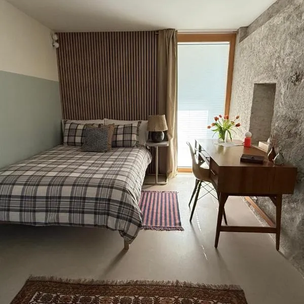 Martine's cosy Guestroom with Private Bath near Montreux, hotel in La Tour-de-Peilz