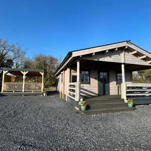 LITTLE ROCK RETREAT Log Cabin with Hot Tub, hotel in Westmeath