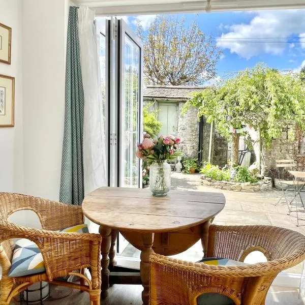 Lovely Two Bed Cottage in North Kendal, hotel in Kendal
