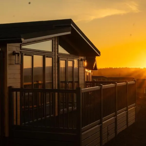 Lost Shore Surf Resort, hotel in Ratho