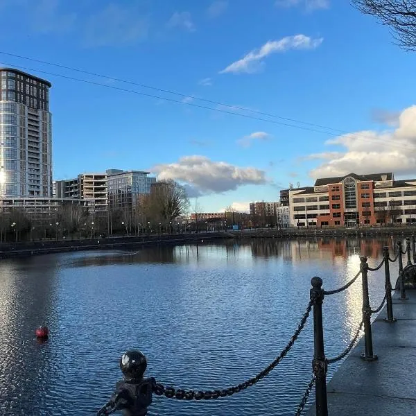 Bee Apartment Gateway - Work N Relax 500Mbps WiFi and Netflix - with Paid Parking and Balcony, hotel in Manchester