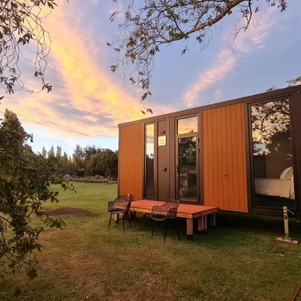 Applewood Cabin 1 by Tiny Away, hotel in Christchurch