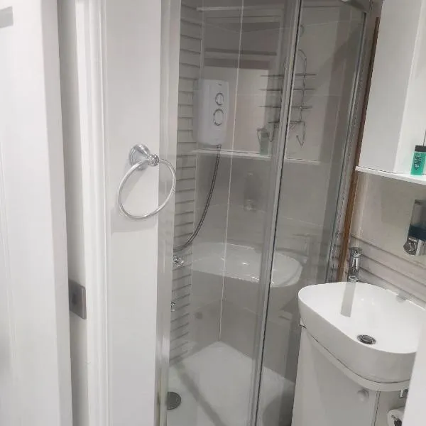 Blue Moon Ensuite, hotel in Netherton