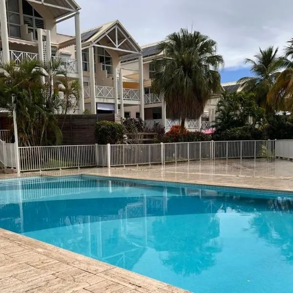 Spacieux appartement avec terrasse et piscine au Diamant, hotel v destinaci Le Diamant