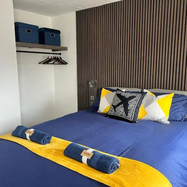 AeroSuites Luton - SHARED AND PRIVATE Accommodations mins from Luton Airport,FREE selected Breakfast,Adults Only,FREE Parking MUST be reserved at the time of booking, No Visitors allowed, Late self Check In and Early self Check Out by request only, hotel in Luton